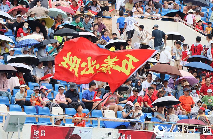 华体会体育官方入口-跟着足球游广西:从赛场到市井的“双向奔赴”
